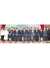 陳副總統（前左6）與獲獎人合影。後排左1為北榮內科部主任侯明志。（記者林建榮／攝影）之照片