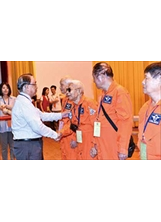 前國防部長李天羽將軍（左）頒贈紀念徽章給六位空軍退役袍澤。（記者林建榮／攝影）之照片