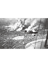 日軍轟炸南京，造成我國軍民死傷慘重。之照片