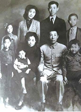 莊蓉林（前排左1）全家福。前排左2為母親、右2為父親、右1及母親懷中為二個弟弟。（圖／莊蓉林）之照片