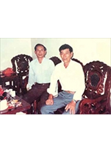 陳伯（左）與父親（右）於民國72年7月在家中合影。（圖／王景新）之照片