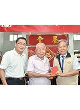 呂副主任委員（右1）致贈秋節加菜金，由95歲那鳳武伯伯（中）代表接受。（記者林建榮／攝影）之照片