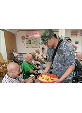 陸軍機步269旅戰車營慰問桃園榮家。之照片