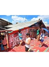 每天都有大批遊客到「彩虹眷村」參觀。之照片