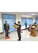 周副主任委員（左）主持臺東農場新任場長張道初（左二）宣誓布達典禮並監誓。        （圖／臺東農場）之照片