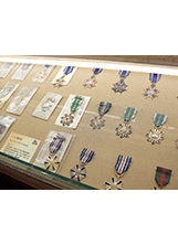 眷戶捐贈的英勇勳章。之照片