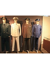 當年軍人的制服保存完整。之照片