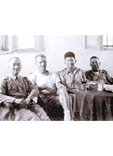 金門防衛部司令胡璉（左一）與西方公司駐金代表漢彌頓中校（左二）及幕僚合影。之照片