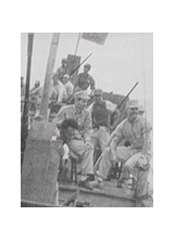 西方公司工作人員（前二名著國軍制服者）乘機帆船與游擊隊員共同執行攔截「資匪」商船任務。之照片