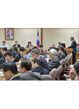 主任委員（右站立者）在立法院「第九屆第八會期外交及國防委員會」進行業務及附屬單位預算報告。（記者林建榮／攝影）之照片