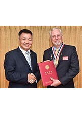 李副主任委員（左）代表輔導會致贈榮譽獎章給法瑞斯（右）。（記者林建榮／攝影）之照片