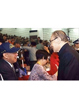 主任委員（右）與古寧頭戰役老兵萬永順（左）握手致意。（圖／青年日報）之照片