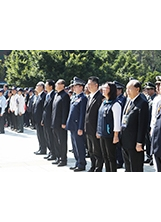 主任委員（前排左三）在太武公墓祭祀典禮上緬懷先烈。（圖／青年日報）之照片