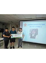 周翊軒（中）、周惠祺（左１）將爺爺捐贈的100萬元交由代表遺孤接受的黃昆宗處長。（圖／高雄市榮服處）之照片