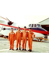 高仲源老師（左２）與試飛組員合影。之照片