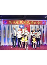 屏東縣榮服處在慶祝會場上，表揚榮民先進。之照片