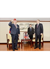 美國退伍軍團協會總會長奧斯佛德（左）接受主任委員（右）贈勳後，以舉手禮向輔導會致上最高敬意。之照片
