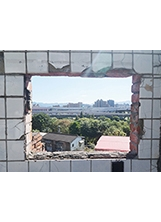 2011年曾面臨拆除的危機，剩下的舊屋殘骸形成城市演進的歷史斷面。之照片