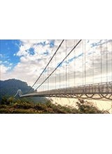 梅山鄉太平雲梯海拔1000公尺，為全臺最高的景觀吊橋，是嚴村長極力推動而建成的。之照片