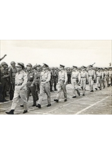 范麟將軍（前排左1）於民國53年6月對軍隊進行校閱。（圖／范珍）之照片