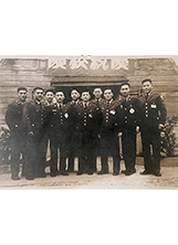 民國五十七年政工幹校校慶，范明亮（右五）與同學合影。（圖／范明亮）之照片