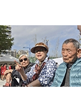 趙奶奶（左）、王奶奶（中）、馬爺爺（右）老鄰居喜重逢，一同回憶當年水交社光景。（記者林建榮／攝影）之照片