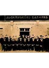 海軍浦口工廠遷設定海，蘇承安（後排左四）與全體職員攝於民國三十八年三月十五日。（圖／蘇承安）之照片
