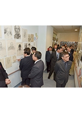 周副主任委員（右一）駐足欣賞板橋榮家憶樂公共托老中心的畫作牆。（記者林建榮／攝影）之照片