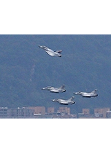 幻象2000戰機排出追思致敬隊形悼念黑鷹罹難將士。（圖／中國時報）之照片