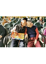 彰化榮家王振國伯伯（左）大方向老婆示愛。之照片