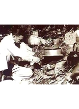 開墾公路期間，經國先生時常這樣就地而炊，與榮民弟兄一起埋鍋造飯。之照片