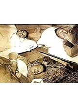 經國先生讓榮民睡木板床上，自己則席地而睡。之照片