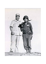 經國先生（左）與國軍弟兄。之照片