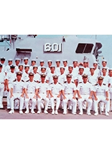 海軍龍江艦成軍周年慶，中尉輪機長陳建華（第一排左2）與全艦官兵合照。（圖／陳建華）之照片