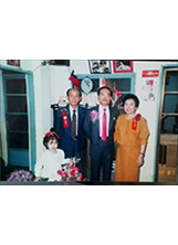 眷村小客廳喜氣洋洋，準備迎娶新娘（1987年）。之照片