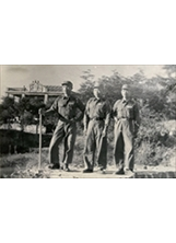 民國45年5月，嚴元清（左）與同學張志方（中）、陳永康（右）攝於小金門。（圖／嚴元清）之照片