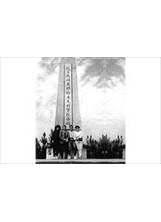 游牧先生（左2）與家人在抗日英雄謝晉元將軍紀念碑前合影。（圖／游牧）之照片