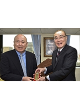 主任委員（右）致贈輔導會紙鎮紀念品給高井晉（左）。（記者林建榮／攝影）之照片