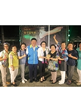 董事長李文忠（中）參加「餃子嘉年華」，與婦聯會主委雷倩及會員們合影。之照片