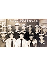 海軍士校同學歡送九隊指導員田秋時（前排中），我站在後排左邊第三個。（圖／耿俊修）之照片