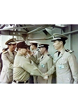 蔣緯國上將（前左）由海軍總司鄒堅陪同參訪南陽艦，當時我（前右）擔任南陽艦中校輔導長。（圖／耿俊修）之照片