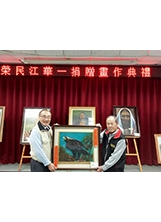 主任委員（左）感謝榮民畫家江華一老師（右）的大愛奉獻。	（圖／新北市榮服處）之照片