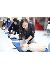 參訓學員練習CPR（圖／金門榮服處）之照片
