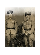 民國38年在舟山群島擔任二等兵，與班長魏榮臣合照，右為嚴元清。（圖／嚴元清）之照片