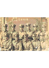 民國47年，時任班長的苗春光（前排左1），考上後補軍官班接受少尉訓練前與同班戰友合影。（圖／苗春光）之照片