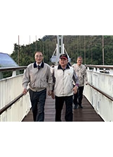 主任委員（左）在嚴清雅先生（右）陪同下，體驗全臺最高的景觀吊橋太平雲梯。（圖／嘉義榮服處）之照片