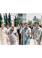 郝柏村先生（左2）於行政院院長任內四處走訪，關心國計民生。之照片