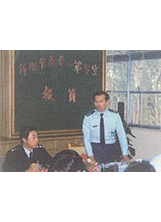 黃瀚輝（右）擔任空軍總部第二營產管理所主任時主持業務會議。（圖／黃瀚輝）之照片