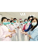 醫護人員收到暖心的咖啡及卡片表示滿滿的感謝。（圖／臺南分院）之照片