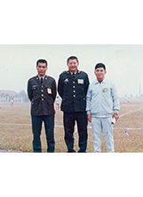 民國73年國軍運動大會期間，何德大（左）與同僚於陸軍官校大操場留影。（圖／何德大）之照片